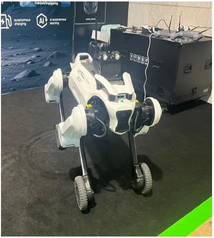 Vierbeiniger Hypertron-Roboter von ASTRALL Dynamics auf dem IFA-Messestand